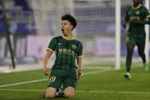 足球报：王钰栋等年轻人展示活力潜能 给困顿的中国足球增加亮色