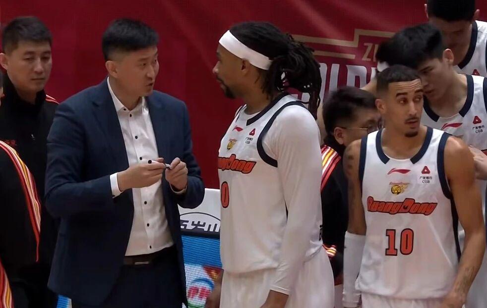 央视直播!广东男篮再战上海,三国手缺阵内线劣势明显,凶多吉少